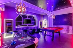 6 Bedrooms/ 4.5 Bathrooms/ Windsor Island(4075 LA)