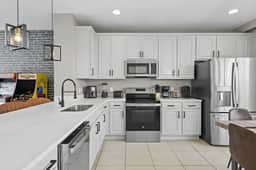 3 Bedrooms/ 3.5 Bathrooms/ Vista Cay (4845-148)