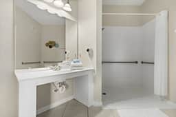 3 Bedrooms / 2 Bathrooms / Vista Cay (4814-405 CA)
