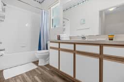 4 Bathrooms/ 3 Bathrooms/ Cresent Lakes (5305 CV)