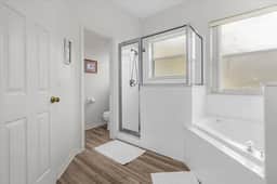 4 Bathrooms/ 3 Bathrooms/ Cresent Lakes (5305 CV)