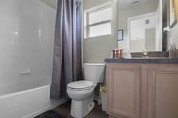 6 Bedrooms/ 3.5 Bathrooms/ Lake Berkley (4700 PL)