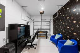 6 Bedrooms/ 5 Bathrooms/ Storey Lake (2809 BD)