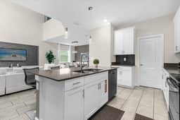 5 Bedrroms/ 5 Bathrooms/ Storey Lake (2739 BD)