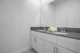 5 Bedrooms/ 4 Bathrooms/ Storey Lake (4198 PD)