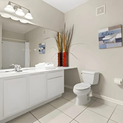 3 Bedrooms / 2 Bathrooms / Vista Cay (4814-405 CA)