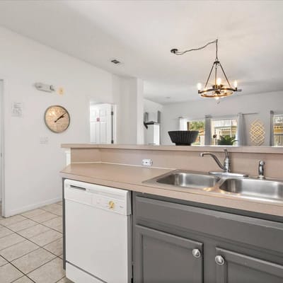 3 Bedrooms / 2.5 Bathrooms / Lake Berkley (1116PR)