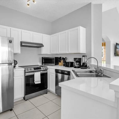 4 Bedrooms/ 3.5 Bathrooms/ Lake Berkley (938 PT)