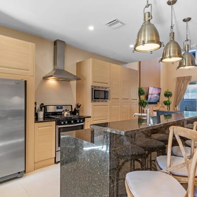 4 Bedrooms / 4.5 Bathrooms / Magic Village(7603RD)