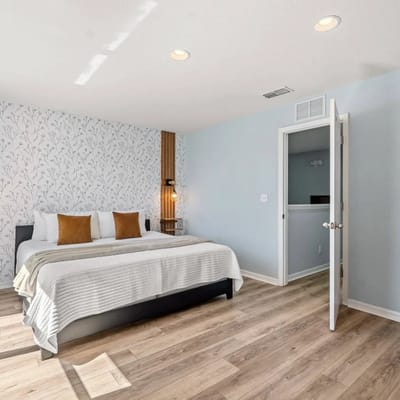 3 Bedrooms / 3 Bathrooms / Regal Oaks  (5714 DD)
