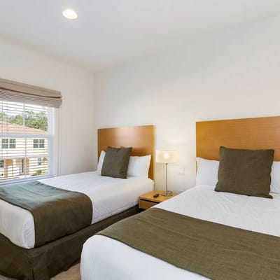 2 Bedrooms / 2.5 Bathrooms / Regal Oaks (2604 RL)