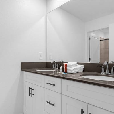 4 Bedrooms/ 3 Bathrooms/ Storey Lake (2621 SS)