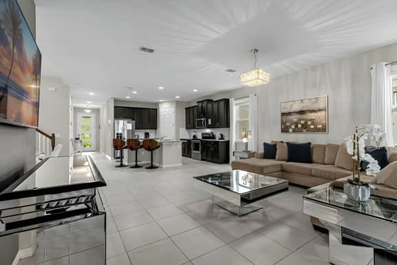 5 Bedrooms / 5.5 Bathrooms / Solara (9035 PC)