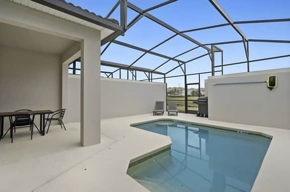 4 Bedrooms / 3 Bathrooms / Storey Lake (4829 RC)