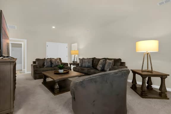 6 Bedrooms/ 4.5 Bathrooms/ Solterra (7639 OL)