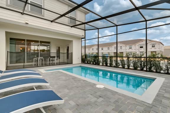 5 Bedrooms / 4.5 Bathrooms / Windsor Island (602 JL)