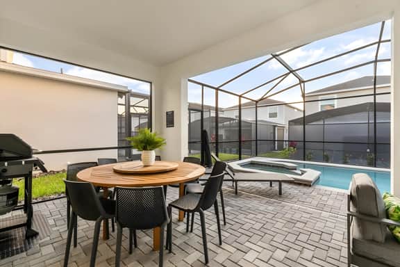 7 Bedrooms/ 4.5 Bathrooms/ Windsor Cay (15794 CC)