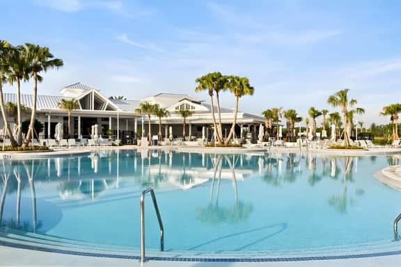 5 Bedrooms/ 4.5 Bathrooms/ Windsor Cay (16160 PF)
