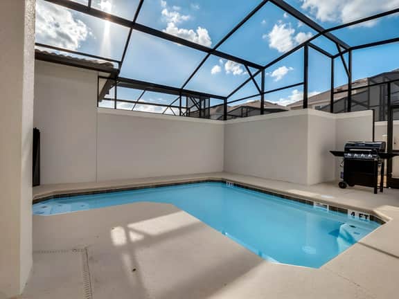 4 Bedrooms / 3 Bathrooms / Storey Lake (4821DS)