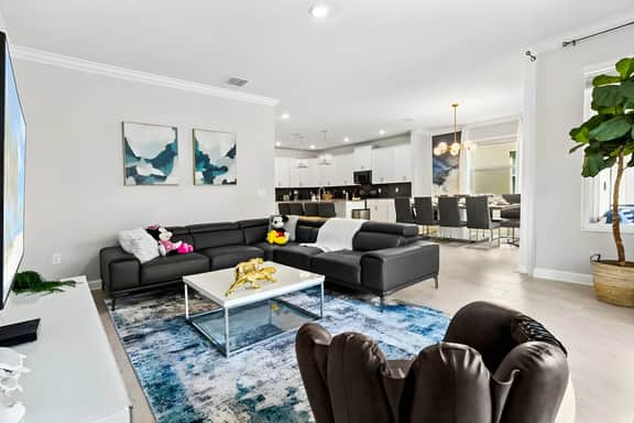 6 Bedrooms/ 5 Bathrooms/ Storey Lake (4286 PD)