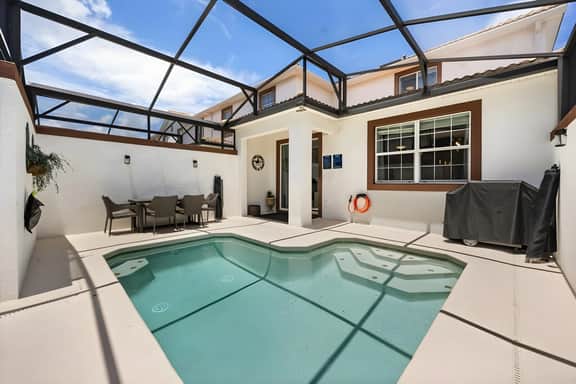 5 Bedrooms / 4 Bathrooms / Storey Lake (4800LL)
