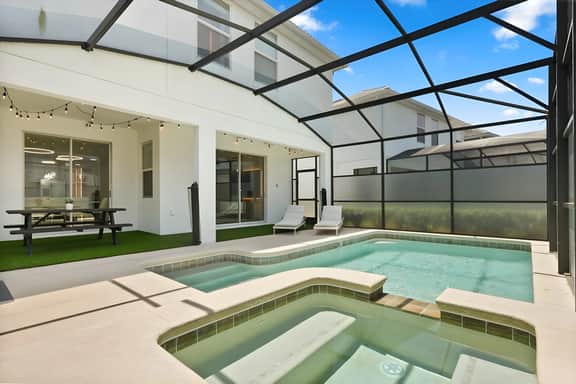 6 Bedrooms/ 5 Bathrooms/ Storey Lake (4792 KC)