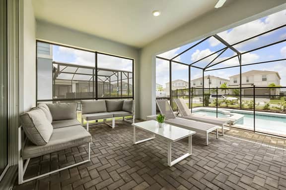 6 Bedrooms/ 4.5 Bathrooms/ Windsor Island (1817SD)