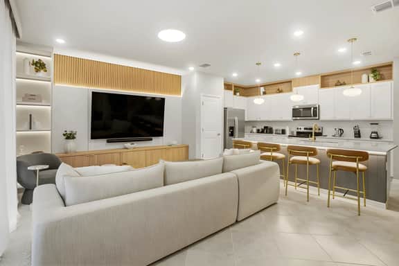 5 Bedroom/ 4.5 Bathrooms/ Windsor Cay (16198CC)