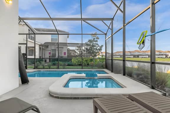 5 Bedroom/ 5 Bathroom/ Storey Lake (4735KC)