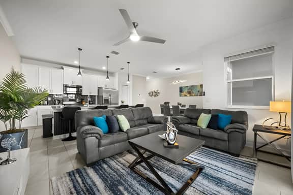 4 Bedrooms/ 3 Bathrooms/ Storey Lake (4295 PD)