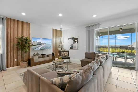 8 Bedrooms/ 6 Bathrooms/ Windsor Island (3707 LA)