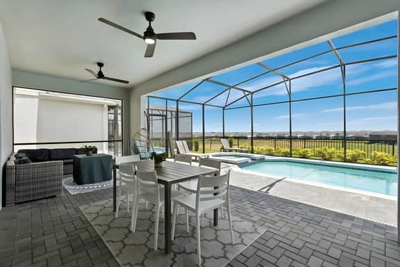 8 Bedrooms/ 6 Bathrooms/ Windsor Island (3707 LA)