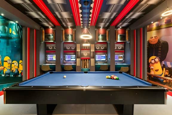 8 Bedrooms/ 6 Bathrooms/ Windsor Westside (2129MT)