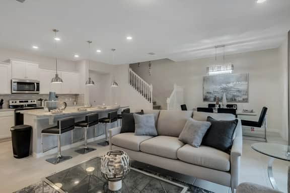 5 Bedrooms/4.5 Bathrooms/Windsor Island(1330LT)