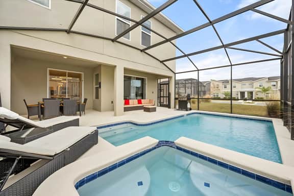 6 Bedrooms / 5 Bathrooms / Storey Lake (4326SL)