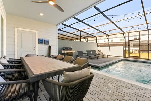 5 Bedrooms/ 4.5 Bathrooms/ Windsor Cay (16202 CC)