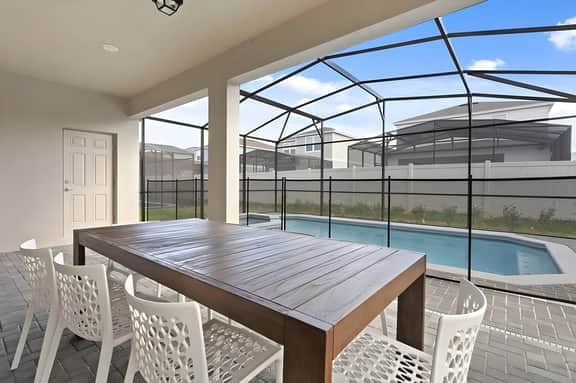 7 Bedrooms/ 6 Bathrooms/ Windsor Island (2217 LC)