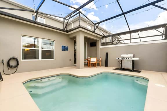 5 Bedrooms/ 4 Bathrooms/ Storey Lake (4455SL)