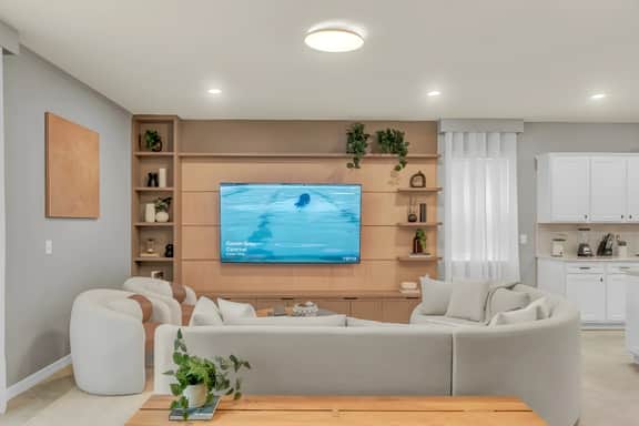 8 Bedrooms / 6 Bathrooms / Windsor Cay (16195CC)