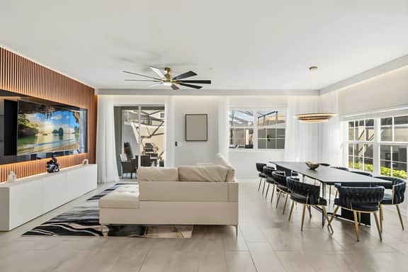 5 Bedrooms/ 4 Bathrooms/ Storey Lake (4984WA)