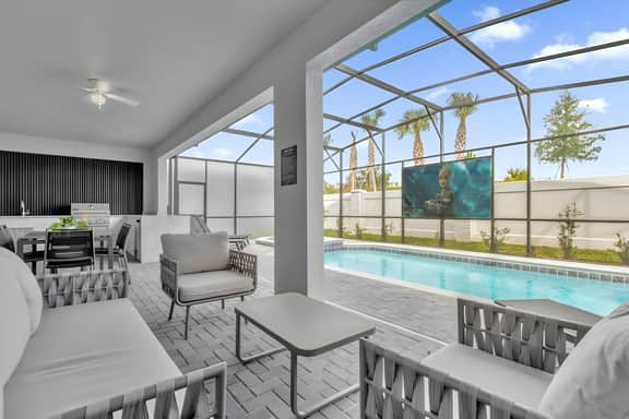 8 Bedrooms/ 6 Bathrooms/ Windsor Cay(16311SK)
