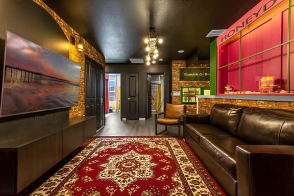 5 bedrooms/ 5 Bathrooms/ Windsor Island (270 JW)