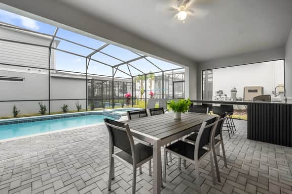 8 Bedrooms/ 6 Bathrooms/ Windsor Cay(16280SM)