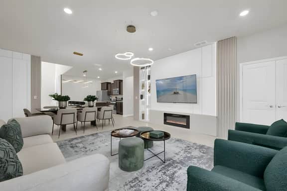 6 Bedrooms/ 4.5 Bathrooms/  Windsor Cay (16237 SM)