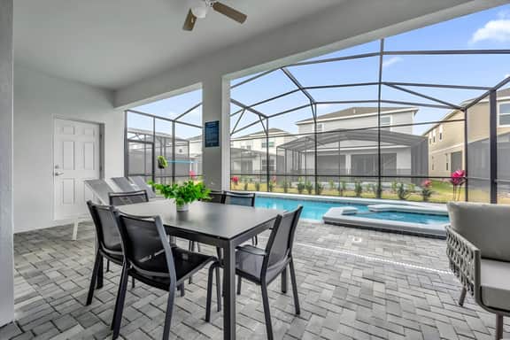6 Bedrooms/ 4.5 Bathrooms/  Windsor Cay (16237 SM)