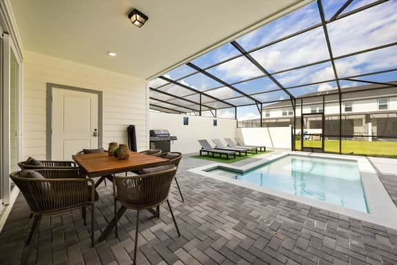 5 Bedrooms/ 4.5 Bathrooms/ Windsor Cay (16146 CC)