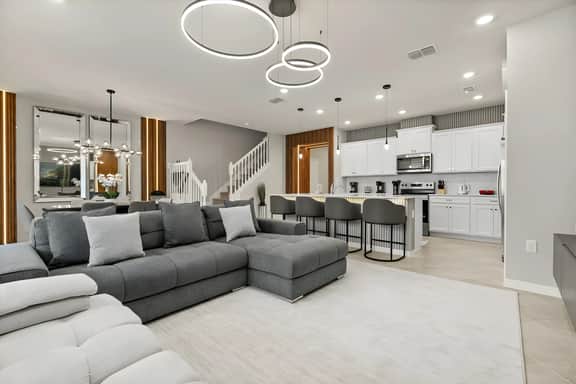 5 Bedrooms / 4.5 Bathrooms / Windsor Cay (16125PF)