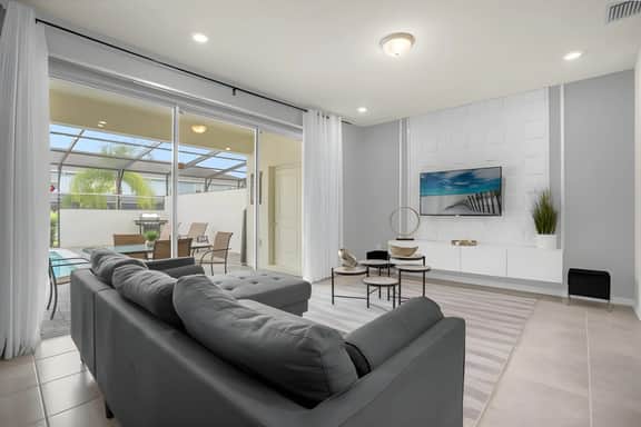 5 Bedrooms / 4.5 Bathrooms / Solterra (7432 OL)