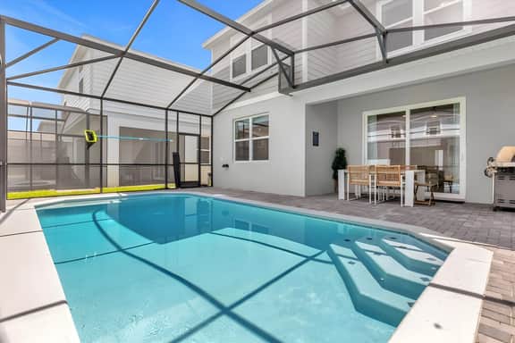 5 Bedrooms/ 4 Bathrooms/ Windsor Cay (1265 ER)