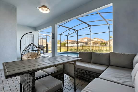 6 Bedrooms/ 4.5 Bathrooms/ Windsor Island (4063LA)